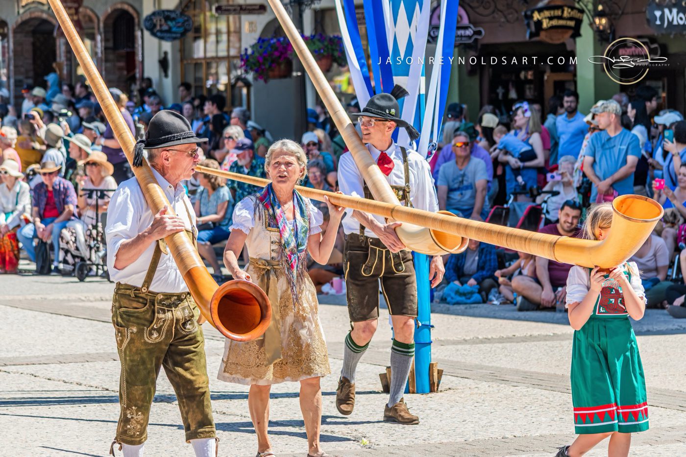 Leavenworth alphorn parade — performers in lederhosen and dirndls