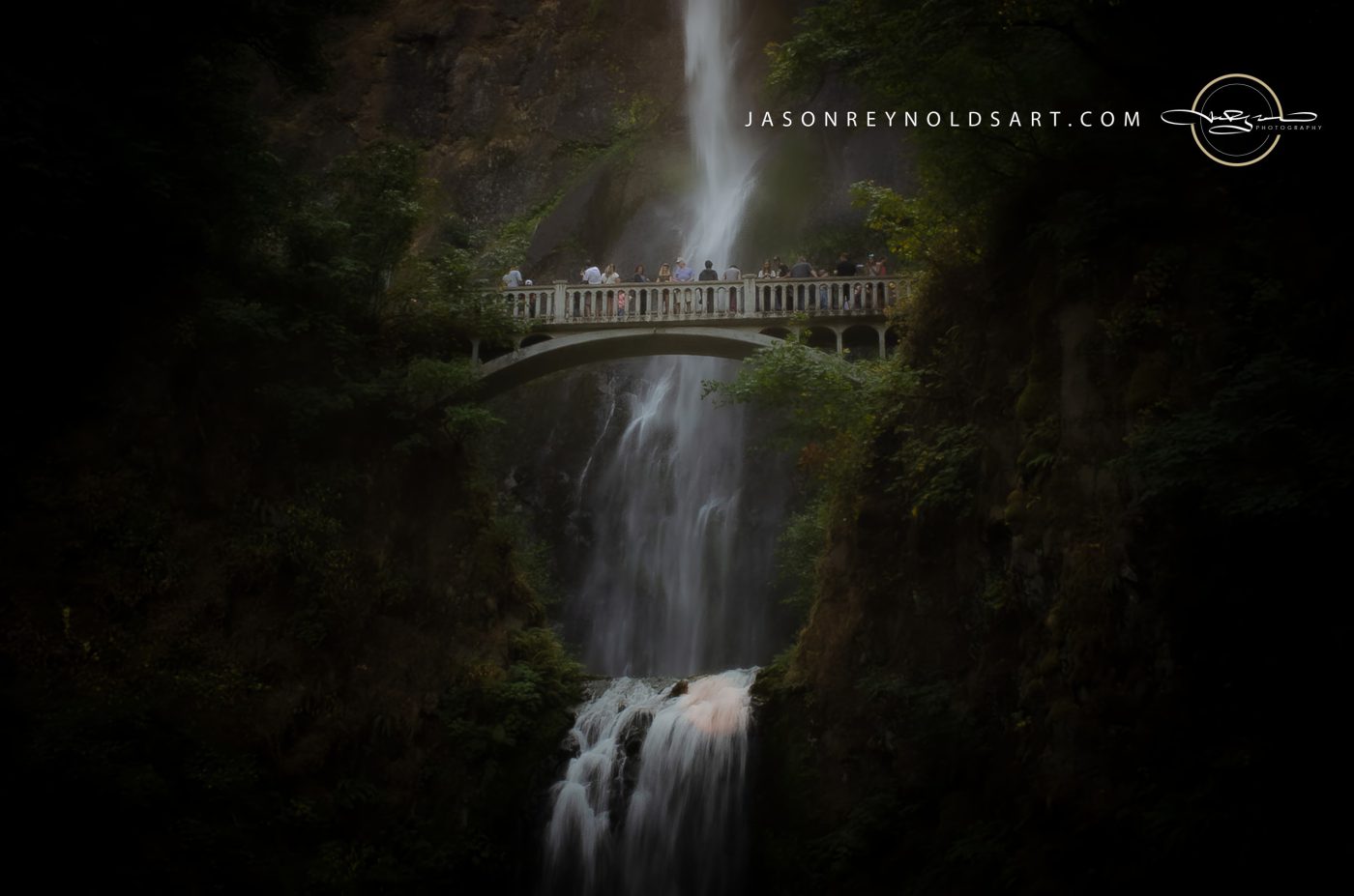 Multnomah Falls — Benson Bridge and Cascading Waterfall
