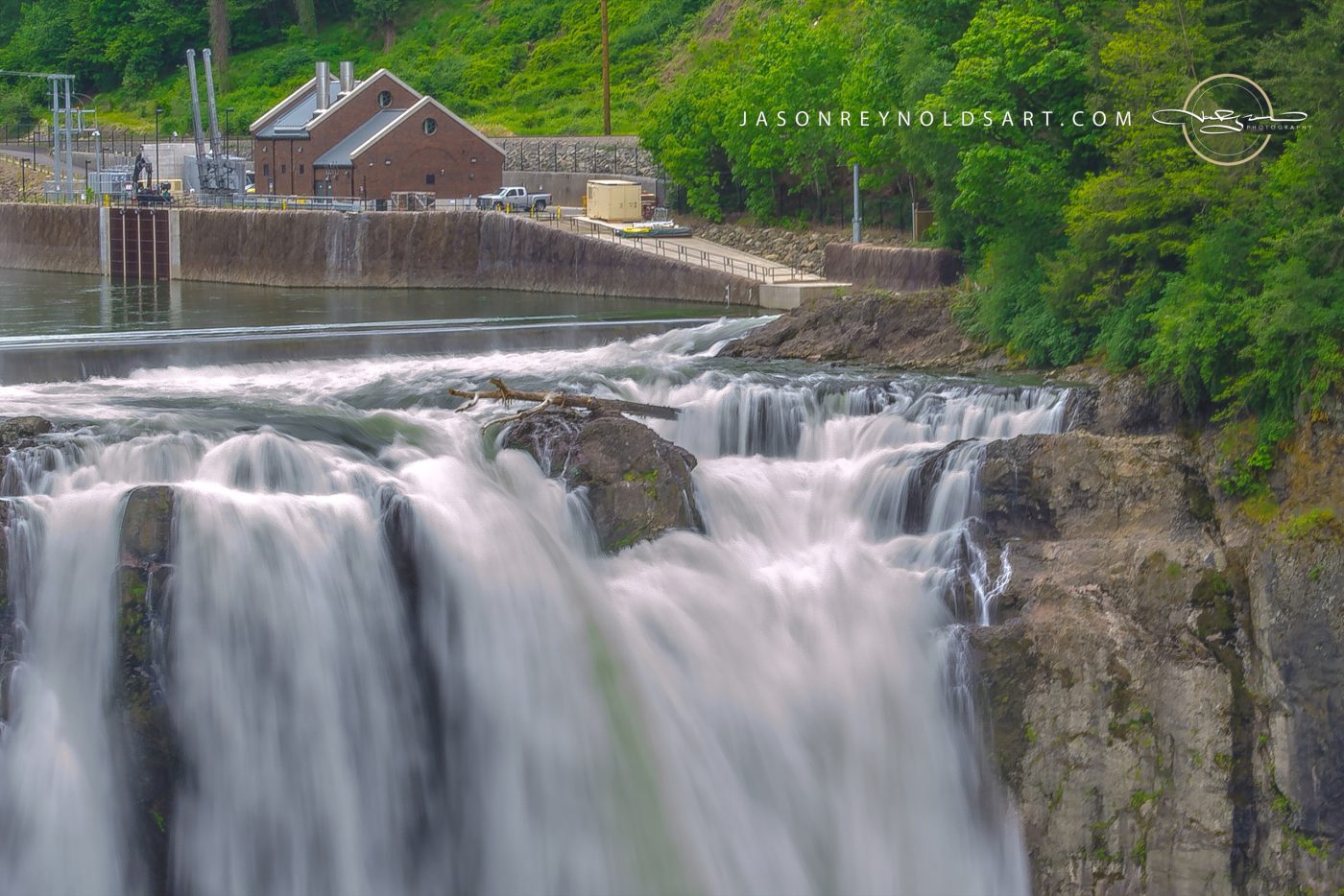 Snoqualmie Falls — Cascading Water and Powerhouse